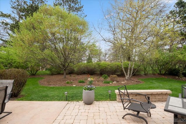 447 Lake Run Court, North Aurora, IL 60542