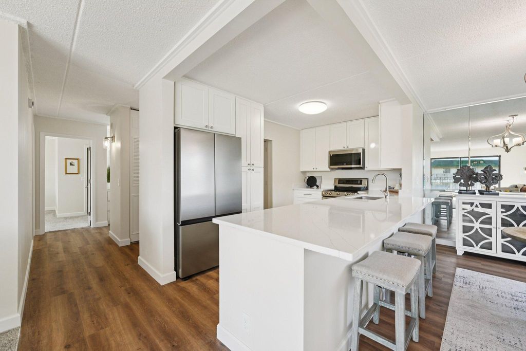 10511 Cedar Lake Road 520, Minnetonka, MN 55305