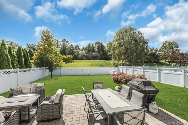 140 Rivendell Court, Melville, NY 11747