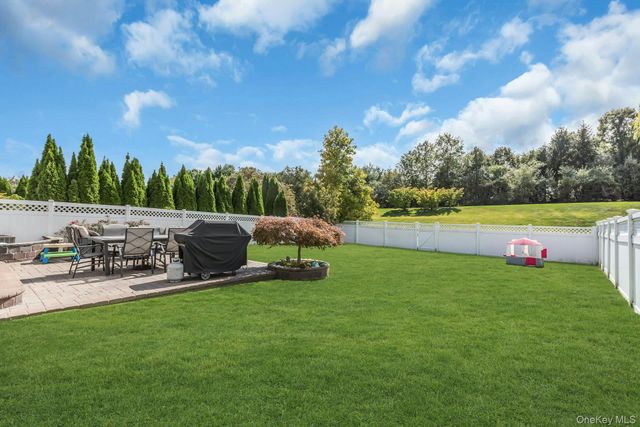 140 Rivendell Court, Melville, NY 11747