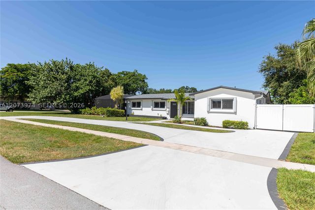 1900 NW 82nd Ter, Pembroke Pines, FL 33024