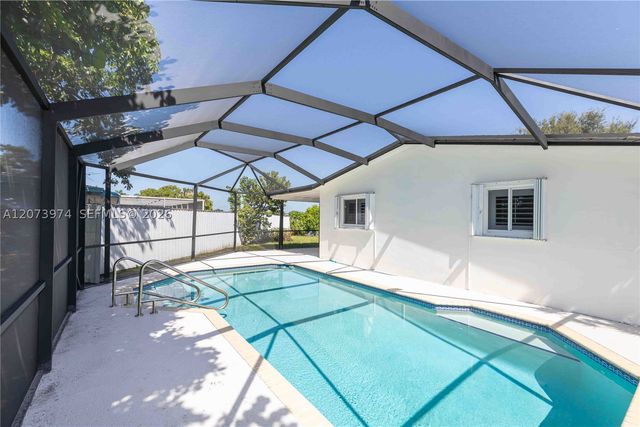 1900 NW 82nd Ter, Pembroke Pines, FL 33024