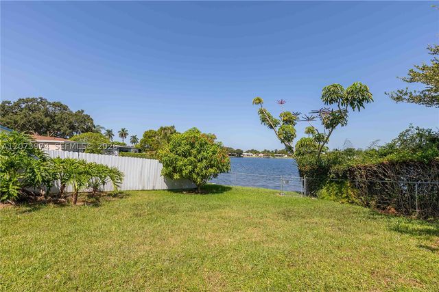 1900 NW 82nd Ter, Pembroke Pines, FL 33024
