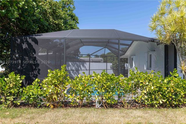 1900 NW 82nd Ter, Pembroke Pines, FL 33024