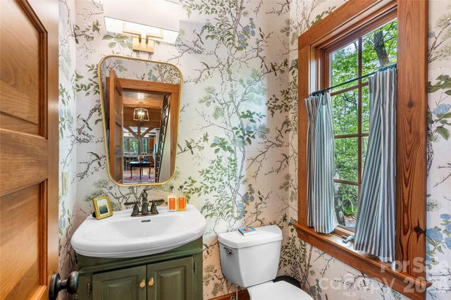 536 Hawk Mountain Road, Lake Toxaway, NC 28747