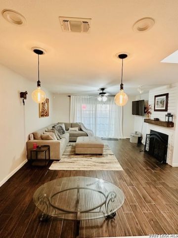 7930 Roanoke Run Apt 606, San Antonio, TX 78240