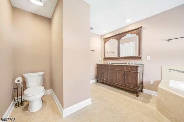 4 Bellows Ln, Montville Twp., NJ 07082