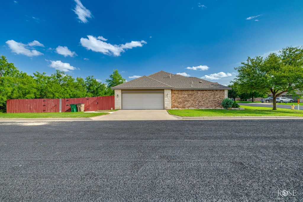 Image 5 of property listing at 4302 Goodnight Trail, San Angelo, TX 76903
