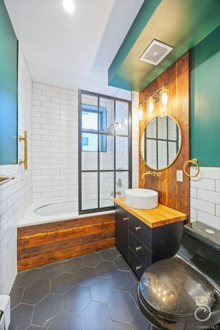 25-25 Newtown Avenue 4B, Astoria, NY 11102