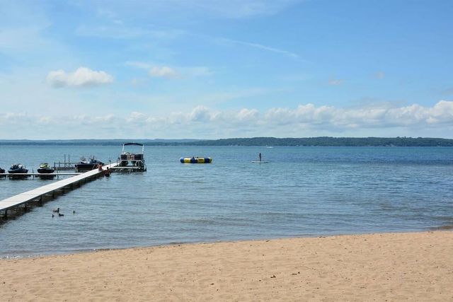 5605 E Creeks Crossing, Acme Twp, MI 49690