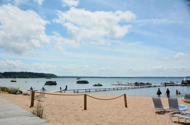 5605 E Creeks Crossing, Acme Twp, MI 49690