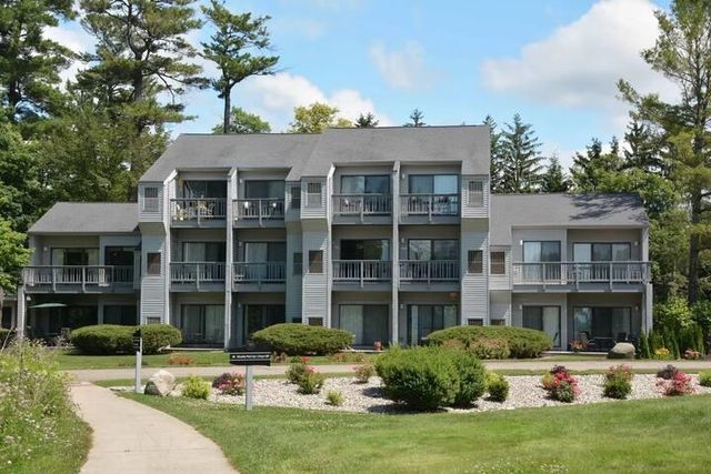 5605 E Creeks Crossing, Acme Twp, MI 49690