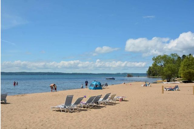 5605 E Creeks Crossing, Acme Twp, MI 49690