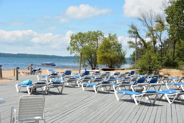 5605 E Creeks Crossing, Acme Twp, MI 49690