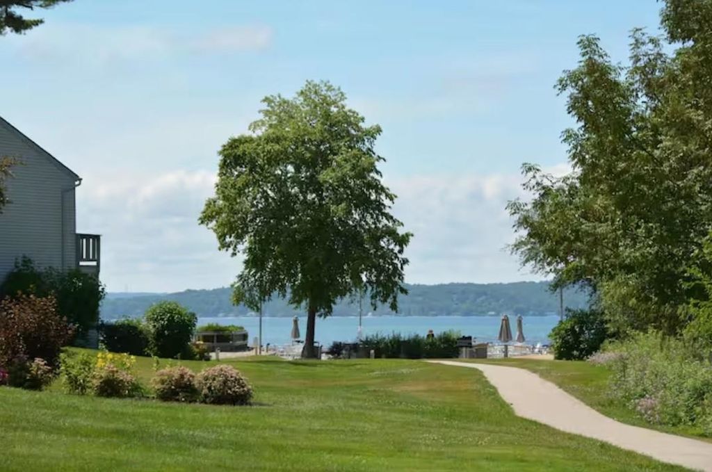 5605 E Creeks Crossing, Acme Twp, MI 49690