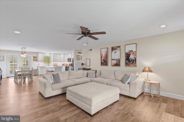 8 ORCHARD DR, Hanover, PA 17331