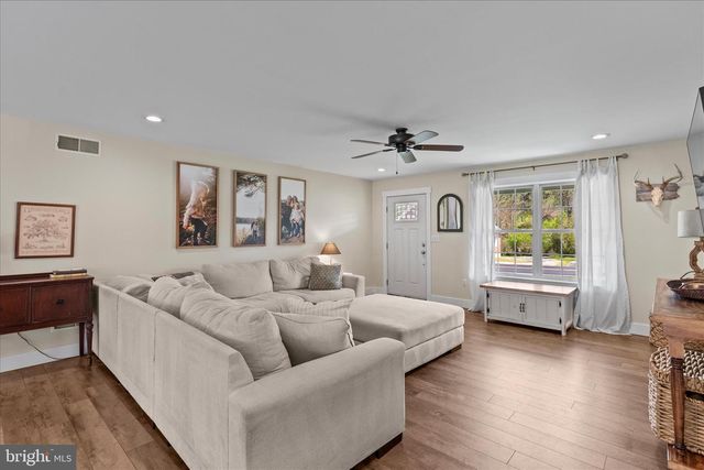 8 ORCHARD DR, Hanover, PA 17331
