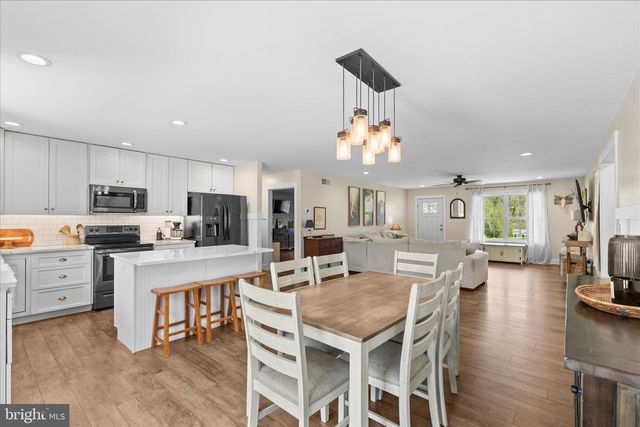 8 ORCHARD DR, Hanover, PA 17331