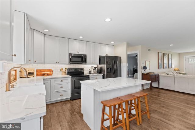 8 ORCHARD DR, Hanover, PA 17331