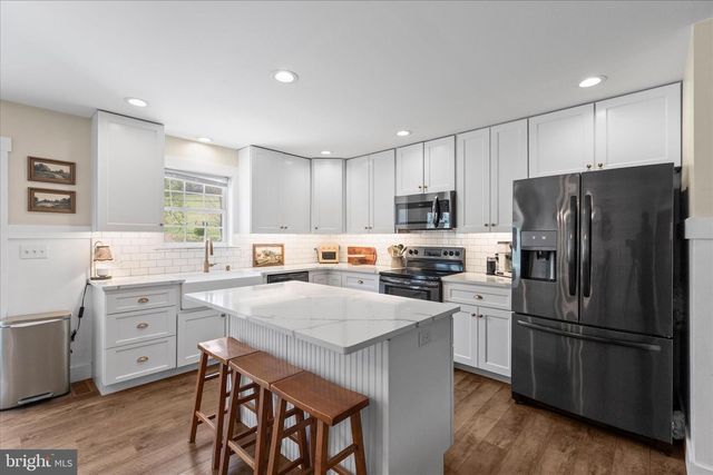 8 ORCHARD DR, Hanover, PA 17331