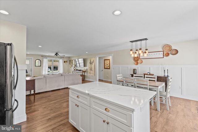 8 ORCHARD DR, Hanover, PA 17331
