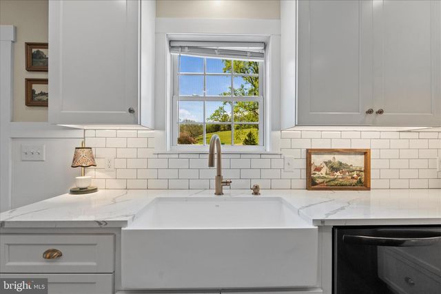 8 ORCHARD DR, Hanover, PA 17331