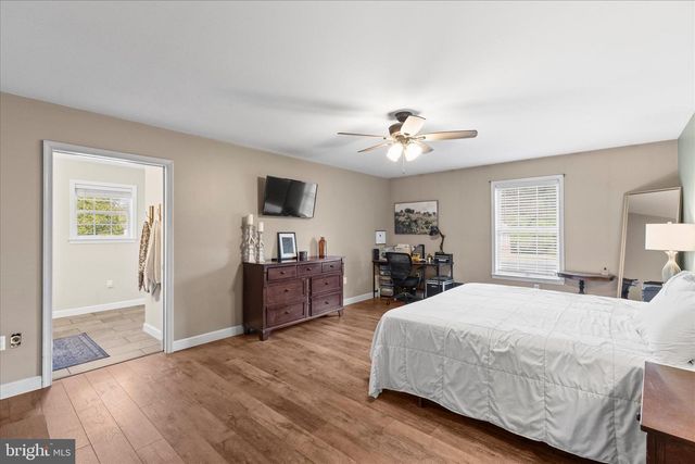 8 ORCHARD DR, Hanover, PA 17331