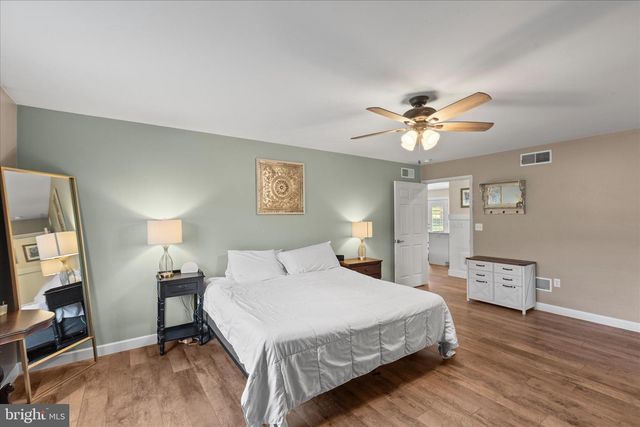8 ORCHARD DR, Hanover, PA 17331