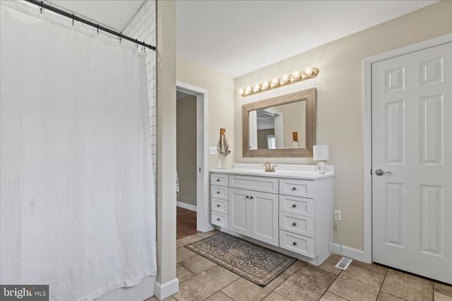 8 ORCHARD DR, Hanover, PA 17331