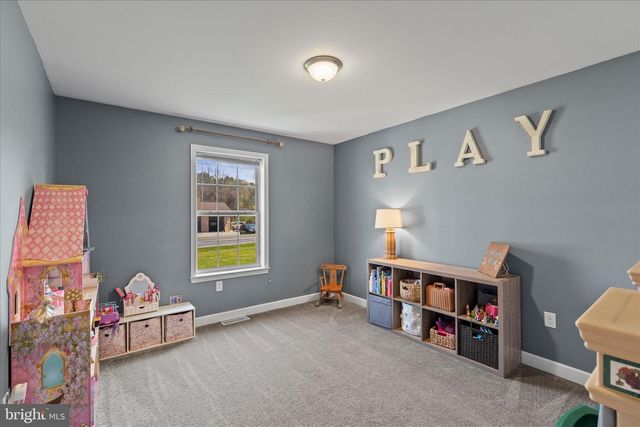 8 ORCHARD DR, Hanover, PA 17331