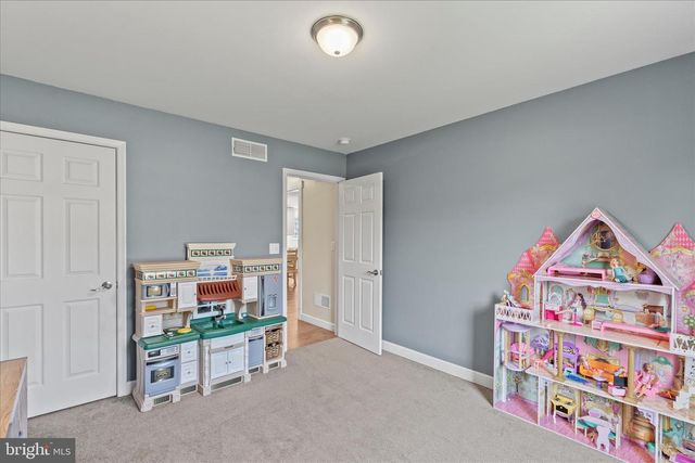 8 ORCHARD DR, Hanover, PA 17331