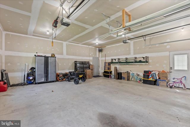 8 ORCHARD DR, Hanover, PA 17331