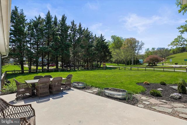 8 ORCHARD DR, Hanover, PA 17331