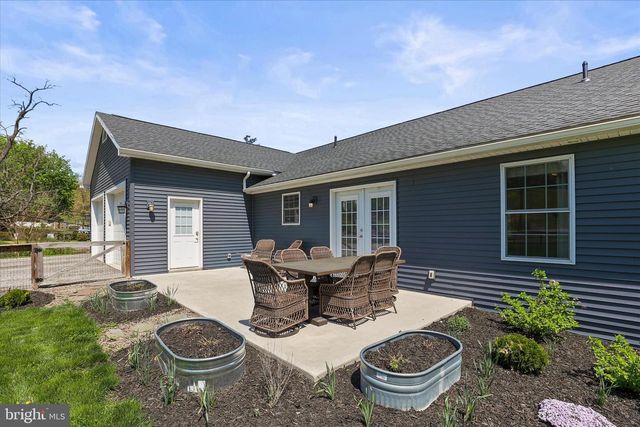 8 ORCHARD DR, Hanover, PA 17331