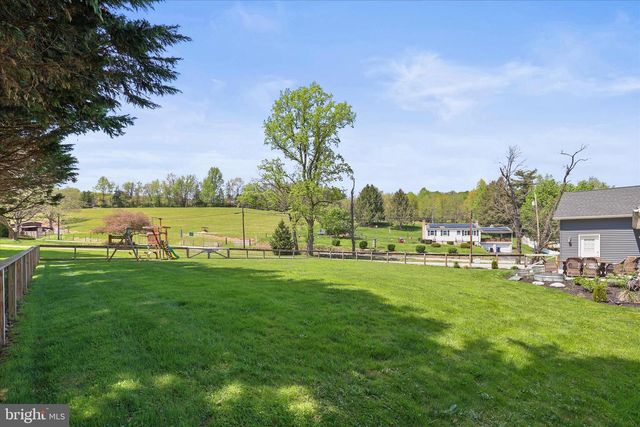 8 ORCHARD DR, Hanover, PA 17331