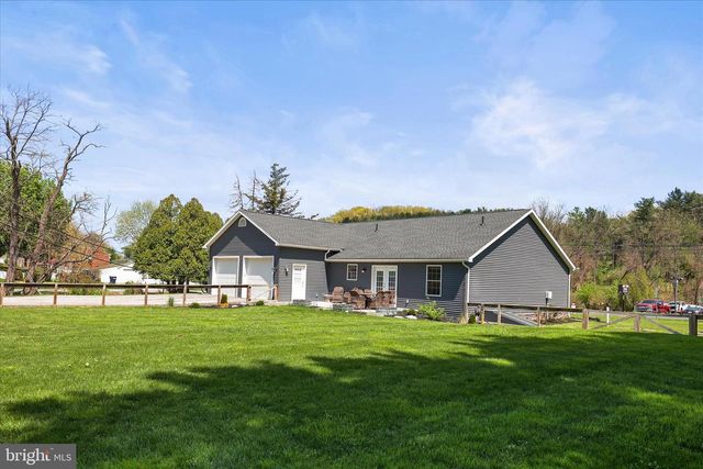 8 ORCHARD DR, Hanover, PA 17331