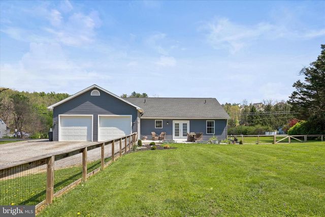 8 ORCHARD DR, Hanover, PA 17331