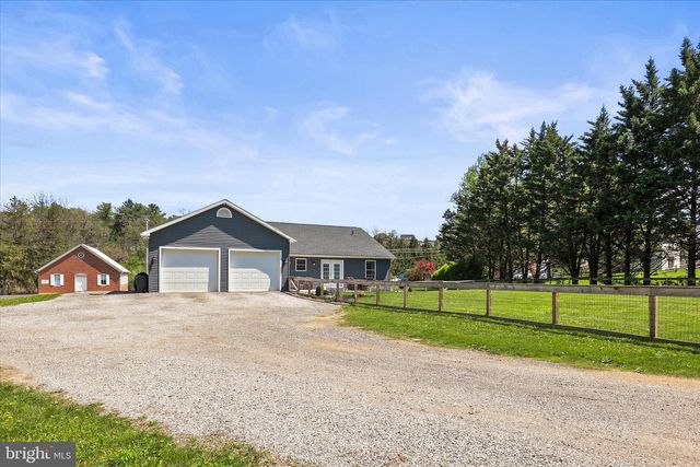 8 ORCHARD DR, Hanover, PA 17331