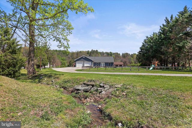 8 ORCHARD DR, Hanover, PA 17331