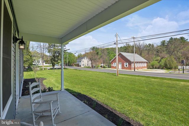 8 ORCHARD DR, Hanover, PA 17331