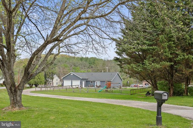 8 ORCHARD DR, Hanover, PA 17331