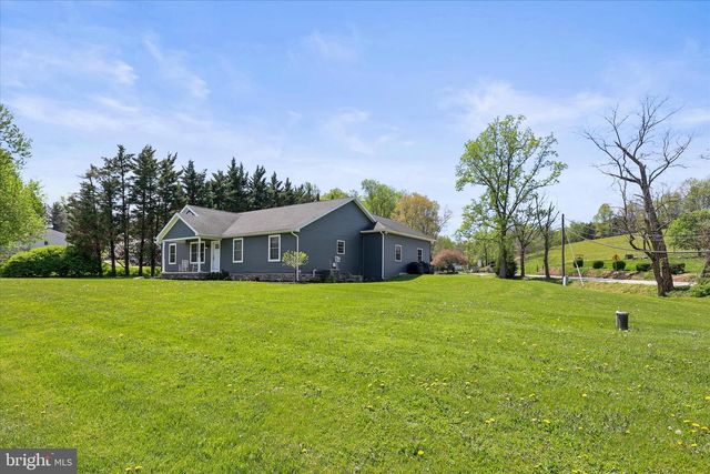 8 ORCHARD DR, Hanover, PA 17331