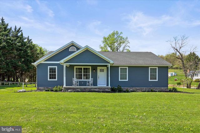 8 ORCHARD DR, Hanover, PA 17331