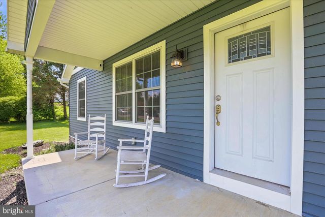 8 ORCHARD DR, Hanover, PA 17331