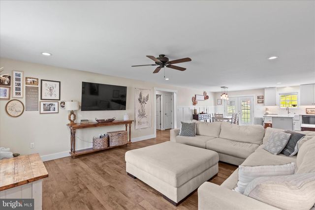 8 ORCHARD DR, Hanover, PA 17331