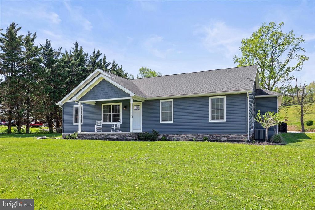 8 ORCHARD DR, Hanover, PA 17331
