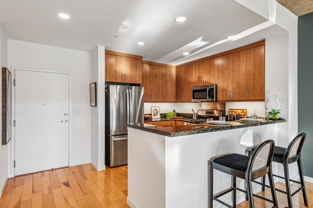 288 3rd St 406, Oakland, CA 94607