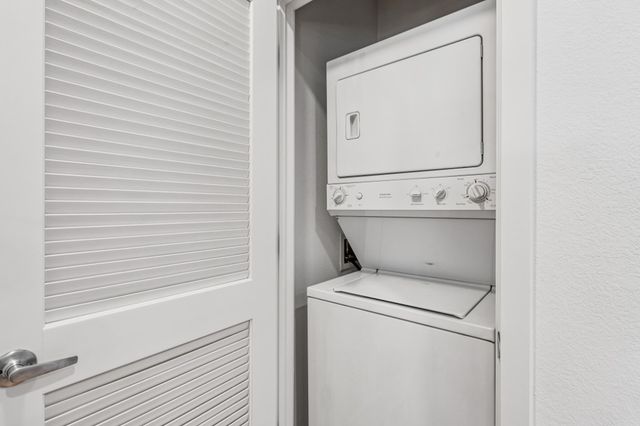 288 3rd St 406, Oakland, CA 94607