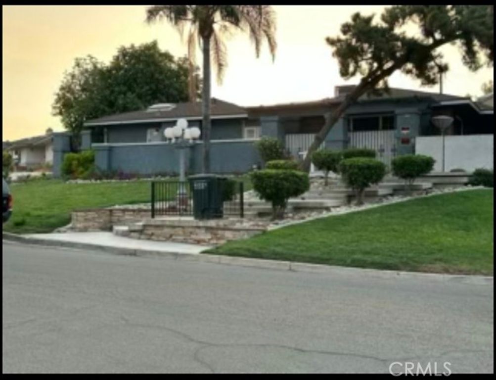 2708 College Avenue, Bakersfield, CA 93306