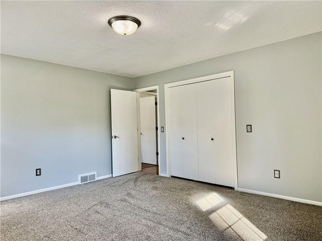 4709 Brookwood Terrace, St Joseph, MO 64506